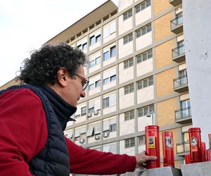 Wierni modlą się o zdrowie Franciszka przed pomnikiem Jana Pawła II. Składają kartki z życzeniami i wiązanki z białych róż