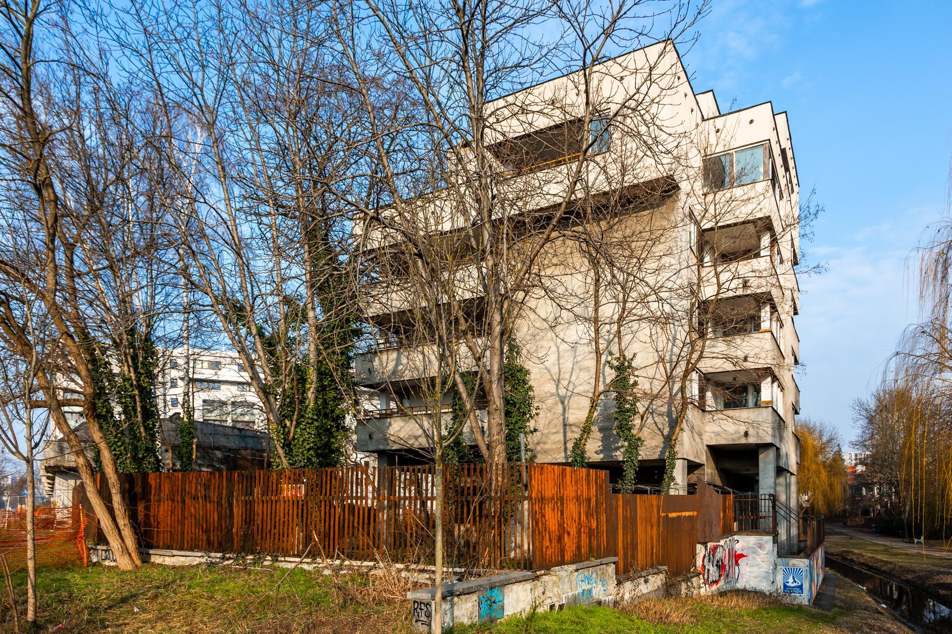 Szpiegowo, blok na Sobieskiego 100 w Warszawie