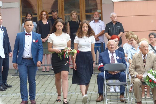 Obok siebie seniorzy i młodzież. Miejskie obchody rocznicy wybuchu Powstania Warszawskiego