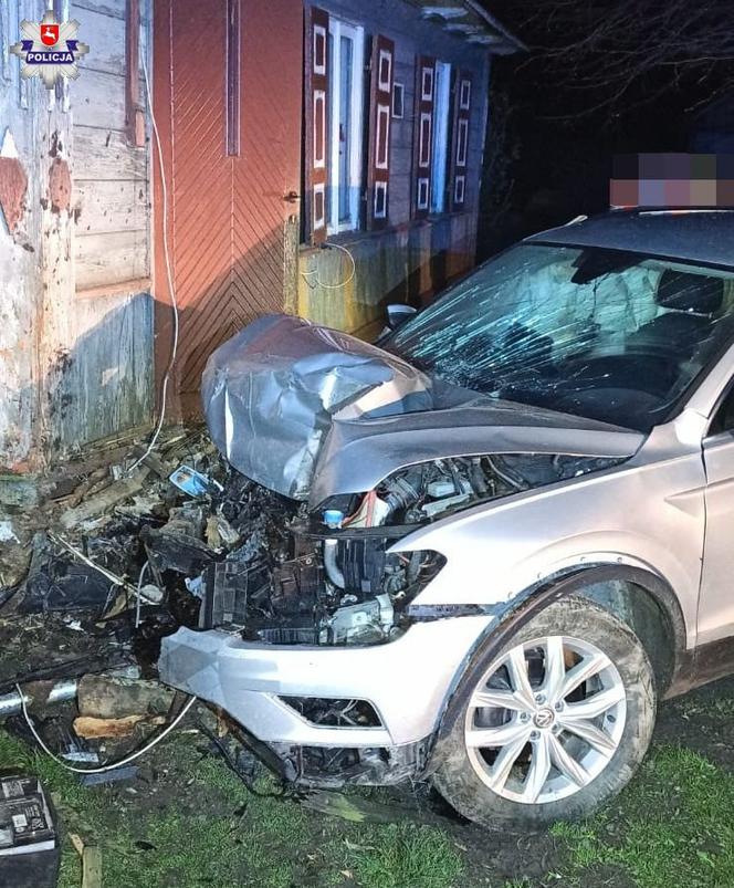 Auto staranowało ogrodzenie i wbiło się w dom. Kierowca był kompletnie pijany 