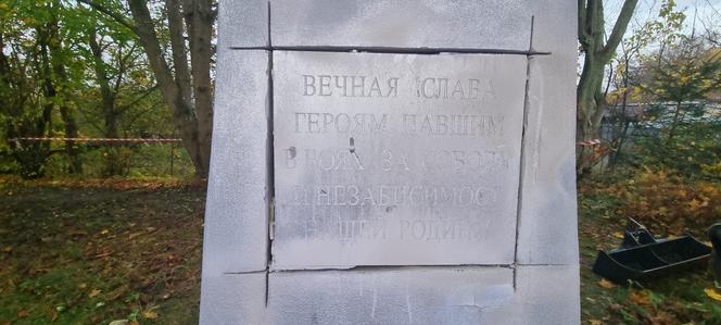 Usuwanie sowieckiego pomnika w Bobolicach