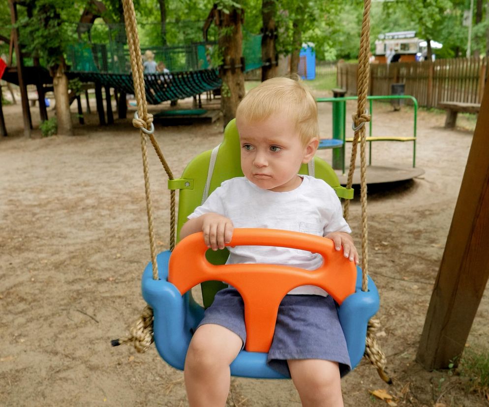 Dwuletnie dziecko pozostawione na placu zabaw bez opieki. Służby zaalarmował przechodzień