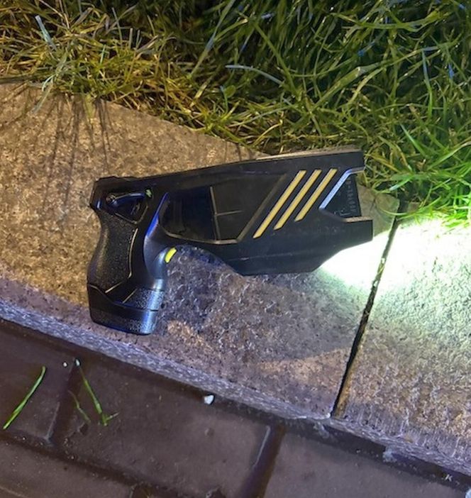 Fałszywy policjant rzucił się na strażnika miejskiego z paralizatorem! Szokująca napaść w Warszawie