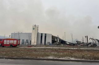 Strażacy wciąż dogaszają halę w Bydgoszczy. Przed nimi jeszcze wiele godzin pracy