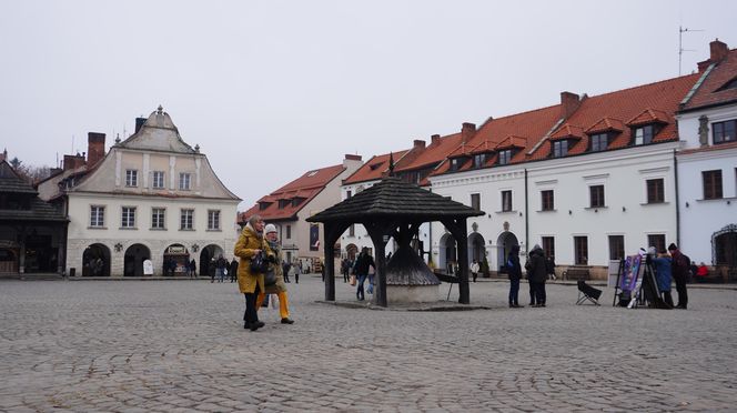 Mglisty Kazimierz Dolny w obiektywie. Miasteczko nad Wisłą przyciąga turystów nawet późną jesienią