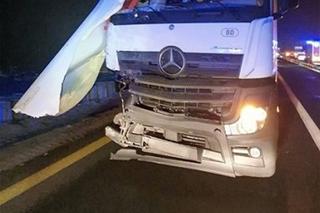 Za sekundę wjedzie w niego tir