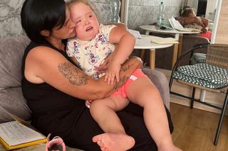 Lublin. Laura i Nela to bliźniaczki. Jedna z nich jest chora. Płacze z bólu