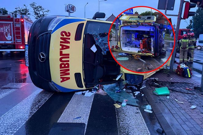 Wypadek karetki pogotowia. Trzy osoby, w tym pacjentka, trafiły do szpitala [ZDJĘCIA]