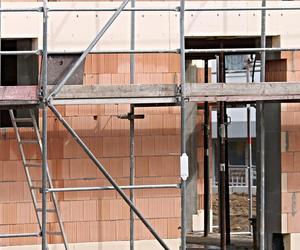 Mężczyzna spadł z rusztowania! Groźny wypadek przy pracy w Wielkopolsce