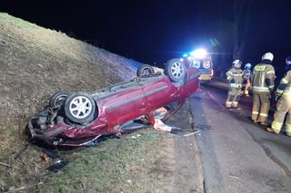 W Łasinie dachowało auto. Jedna osoba trafiła do szpitala 