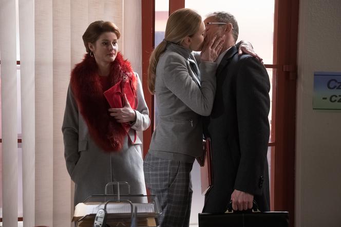 Na Wspólnej odc. 2715. Damian (Waldemar Błaszczyk), Patrycja (Marta Ścisłowicz), Monika (Sylwia Gliwa)