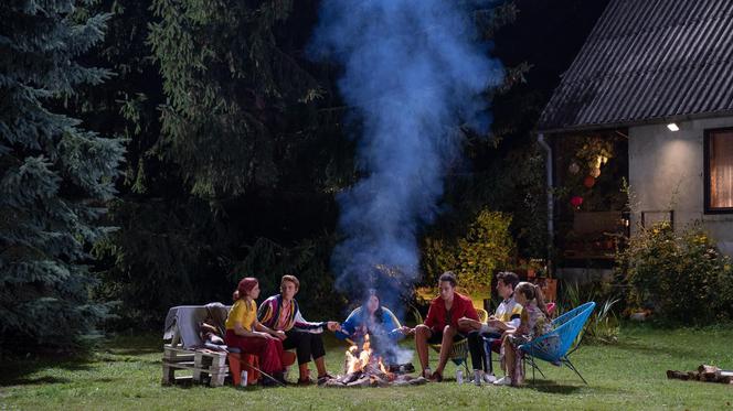 Barwy szczęścia odc. 1986. Oliwka (Wiktoria Gąsiewska), Justin (Jasper Sołtysiewicz), Magda (Natalia Sierzputowska), Mia (Maria Ruddick), Igor (Natan Gudejko)