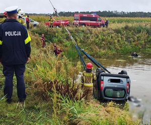 Makabra pod Wieluniem. Samochód zatonął w stawie, w środku zwłoki dwóch mężczyzn