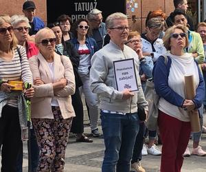 Protest „Ani Jednej Więcej!” w Rybniku. Protestowano przed biurem PiS [ZDJĘCIA]