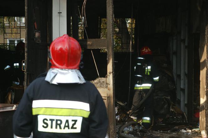 Pożar garaży przy USK w Białymstoku. Jedna osoba poparzona