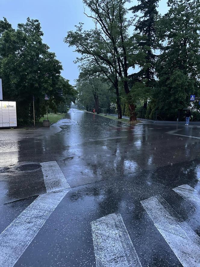 Potężna ulewa zamieniła drogi w rwące potoki. Oberwanie chmury nad Tarnowem