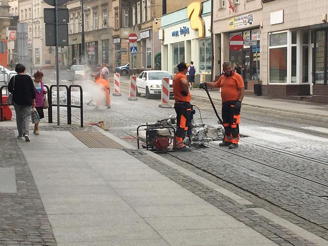 Trwa naprawa torowiska na Wybickiego w Grudziądzu