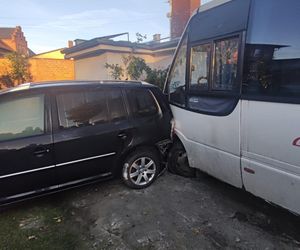 Wypadek autobusu szkolnego na Dolnym Śląsku. Kierowca wjechał w budynek 