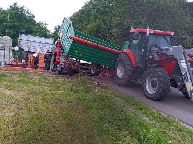 Wjechał w przyczepy rolnicze i uciekł do lasu bo bał się konsekwencji 