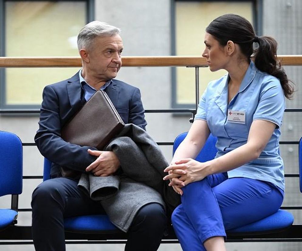 Pierwsza miłość, odcinek 3792: specjalista oceniający stan Kacpra (Damian Kulec), Basia (Anna Jarosik)