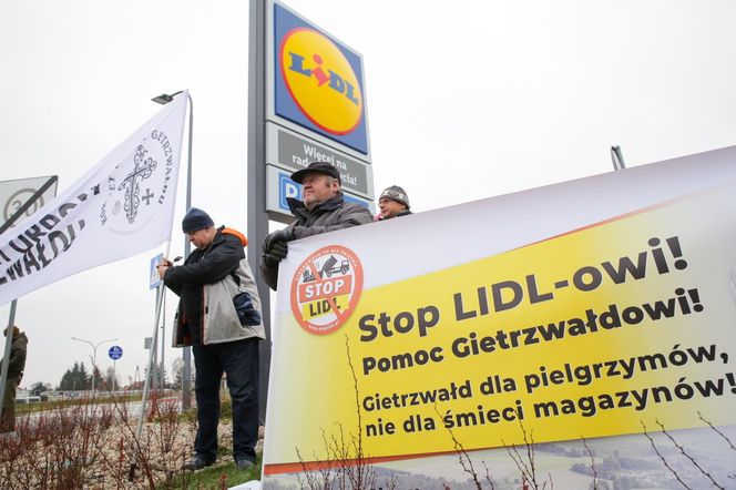 Protest przeciwko budowie centrum logistycznego Lidla w Gietrzwałdzie. Olsztyn, 14.12.2024