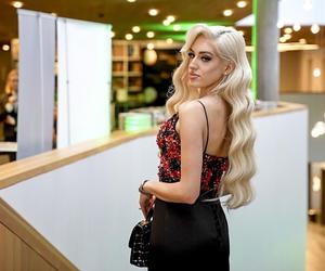 Caroline Derpienski radzi fance jak zdobyć milionera