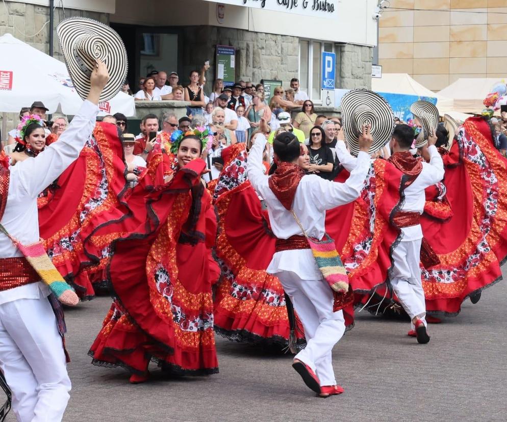 Wielobarwny korowód przemaszerował przez centrum Wisły. Trwa 61. Tydzień Kultury Beskidzkiej 