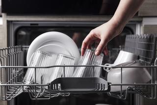 Ciągle ze zmywarki wyjmujesz mokre naczynia? Nie wycieraj ich, oszczędź czas i wypróbuj ten trik