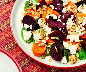 Sałatka na płaski brzuch: przepis z pieczonymi burakami