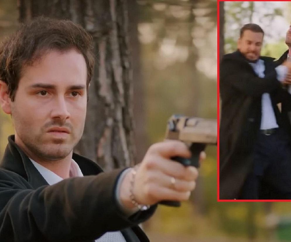 Mężczyzna celujący z pistoletu, w tle widoczne drzewo i rozmazana scena bójki dwóch innych mężczyzn. To kluczowy moment z serialu „Miłość i nadzieja”, odcinek 319, gdzie Kuzey ratuje Acelyę przed Leventem w lesie. Więcej o losach bohaterów na portalu Super Seriale.