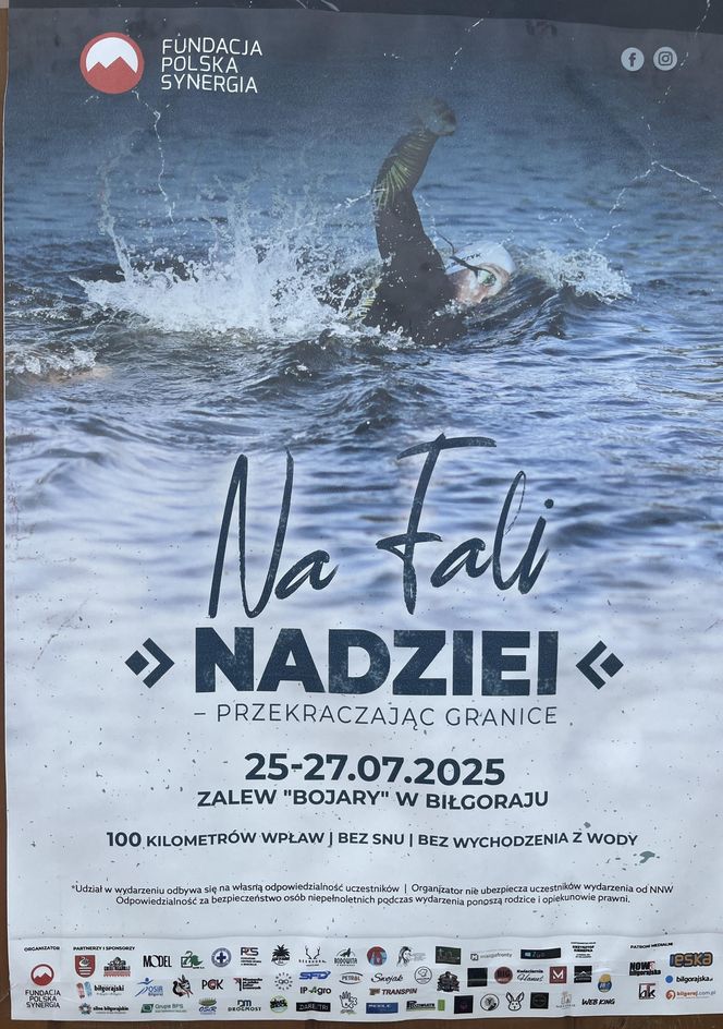 Damian płynie 100 km bez przerwy, aby pomóc Adasiowi!