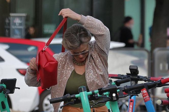 Monika Richardson pędzi na hulajnodze