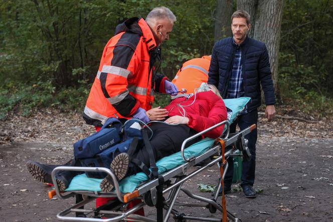Na Wspólnej, odcinek 3389: Daria (Patrycja Topajew), Tadeusiak (Dariusz Wnuk), ratownicy