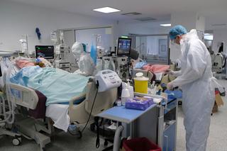 Olsztyn: Chorzy trafiają do szpitala za późno. Koronawirus paraliżuje pracę