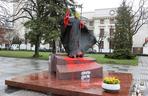 Pomnik Jana Pawła II oblany farbą. Policja szuka sprawców