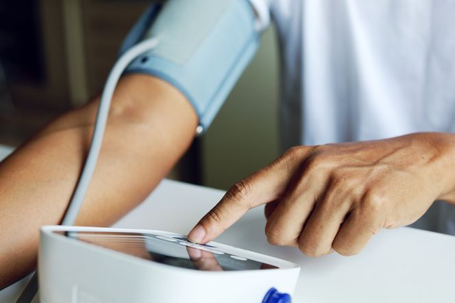 Mężczyzna wykonuje samodzielny pomiar ciśnienia