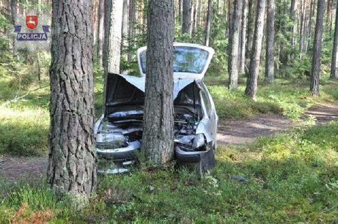 Pijani młodzi wracali z imprezy. Rozbili samochód w lesie i… zasnęli!