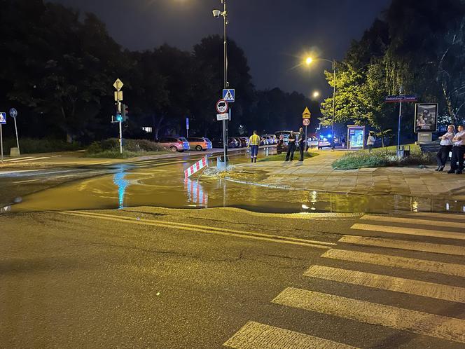 Woda zalała całą ulicę. Awaria wodociągowa na Bielanach