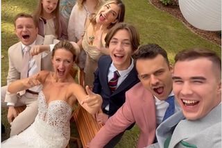 Barwy szczęścia. Asia (Anna Gzyra-Augustynowicz), Hubert (Marek Molak), Marysia (Nina Szumowska), Agata (Natalia Zambrzycka), Ignacy (Olaf Staszkiewicz), Tolek (Marek Siudym), Staś (Olaf Kasprzyk), Emilka (Jessica Frankiewicz)