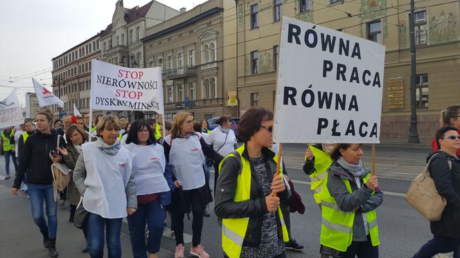 Pracownicy sanepidu w Bydgoszczy wyszli na ulice i zaprotestowali! [ZDJĘCIA]