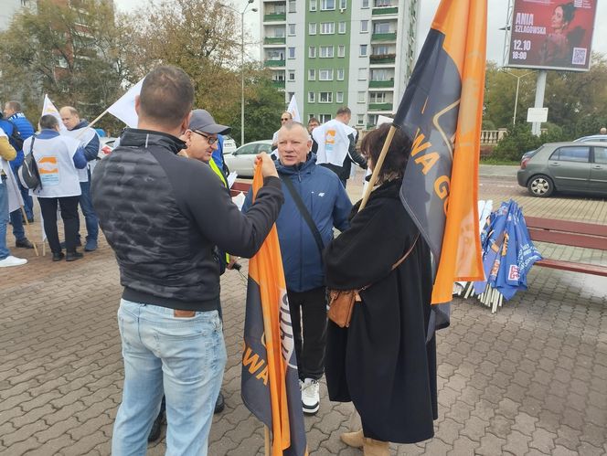 Hutnicy i koksownicy wyszli na ulice w Dąbrowie Górniczej. Apel do rządu o ratunek dla branży i tysięcy miejsc pracy