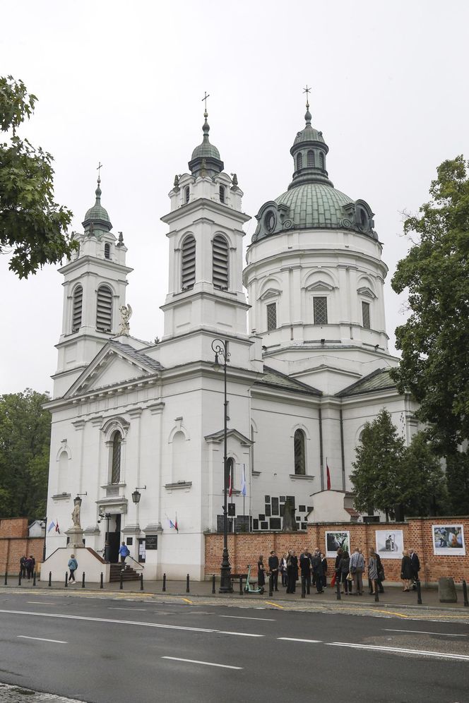Pogrzeb Joanny Kołaczkowskiej. Tak pożegnali ją przyjaciele z kabaretu. Borek płakała jak uczennica