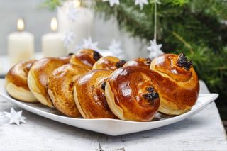 Szwedzkie bułeczki szafranowe Lussekatter. Przepis na adwentowe bułeczki z rodzynkami