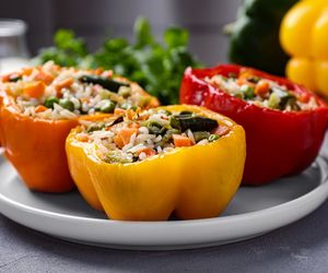 Wegetariańska papryka faszerowana - z ryżem i pieczarkami. Tanie i pyszne danie
