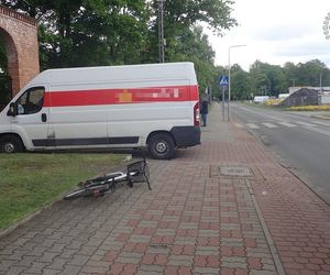 Potrącenie rowerzystki w Świerklańcu. Pracownik Poczty Polskiej nie zauważył jej podczas cofania