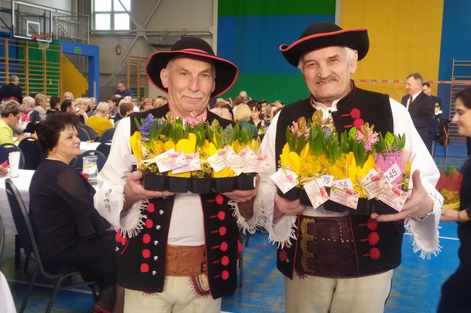 Kilkaset pań świętowało w Łękawicy Dzień Kobiet. Coroczna impreza organizowana z okazji święta pań i w tym roku była pełna kwiatów