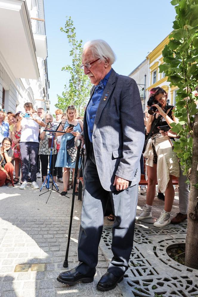 Ocalał z getta. Leon Weintraub odsłonił kamienie pamięci na ul. Włókienniczej