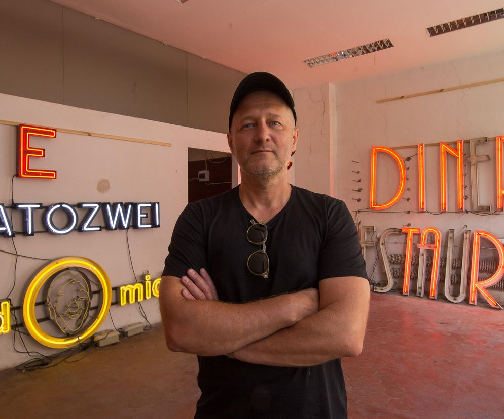 Zaczęło się od oglądania pocztówek z PRL. Fundacja Neon Silesia odnawia neony. Jeden z nich zaświecił na domu architekta w Bytomiu