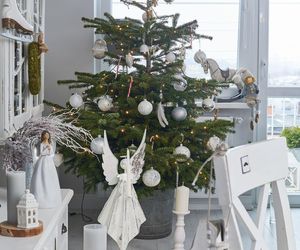 Świąteczne choinki w bieli