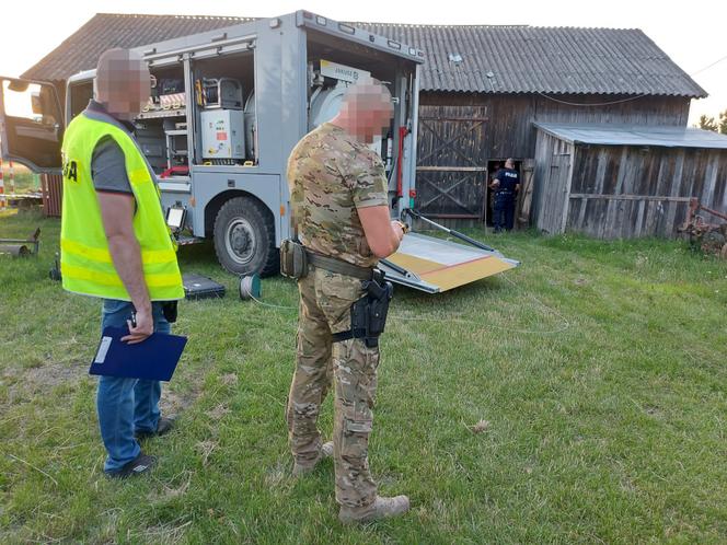 Sprzątał po zmarłym bliskim. Gdy zajrzał do stodoły, od razu wezwał służby